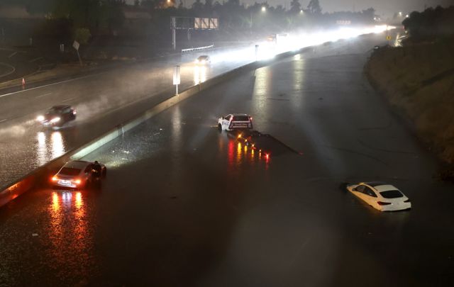 Autos sumergidos en la inundación de la autopista Golden State a causa de la tormenta tropical Hilary en Sun Valley, California.