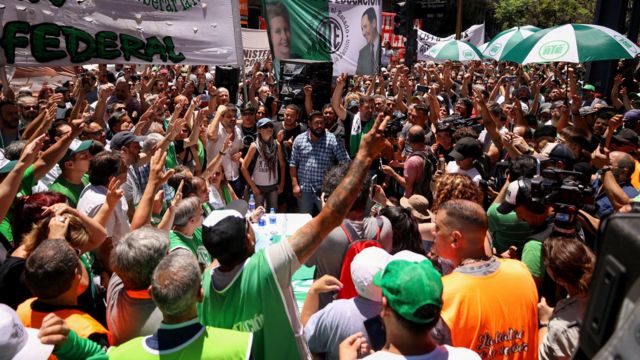 Trabalhadores em protesto contra Milei