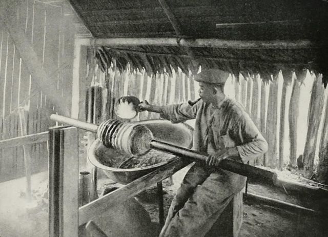 Processo de defumação da borracha era totalmente artesanal (Algot Lange, 1912)