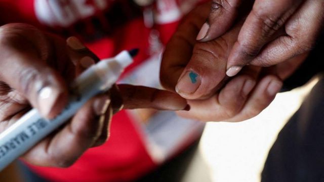 شخص يتم وضع علامة على إصبعه في مركز اقتراع خلال الانتخابات البرلمانية في إيسواتيني 