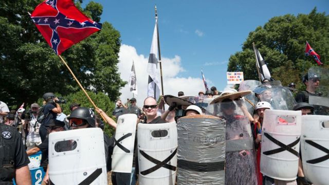 Supremacistas brancos com escudos