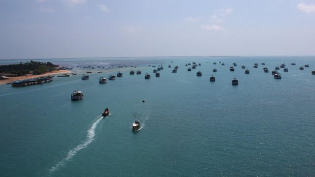 பாக் நீரிணையில் படகுகள்