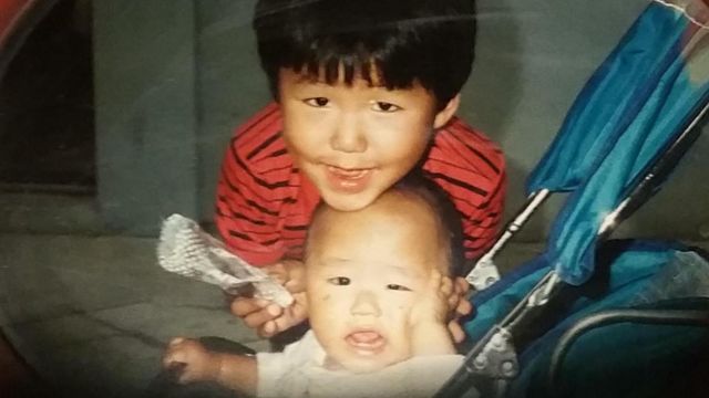 Foto de Jang e seu irmão Jun-an quando eram crianças