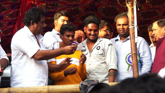 முதல் பரிசு பெற்ற காளைக்குப் பரிசு