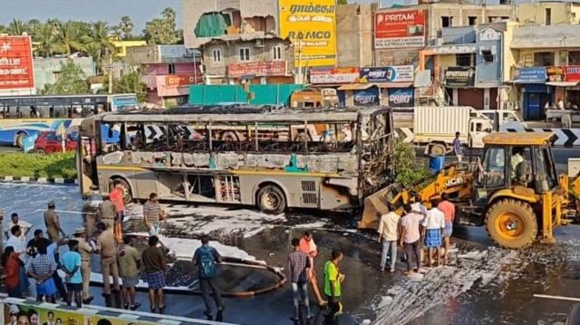 பேட்டரி பேருந்தில் பற்றிய தீ