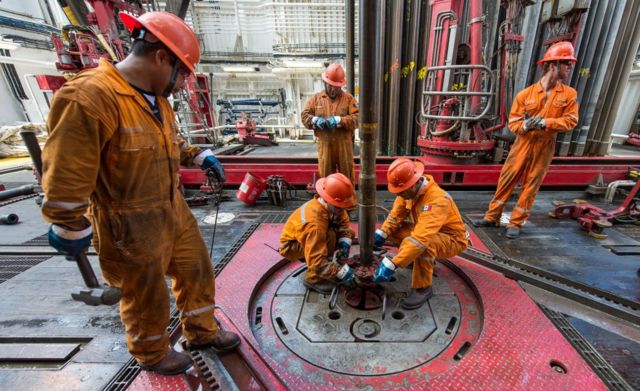 Trabajadores en una refinería de Pemex