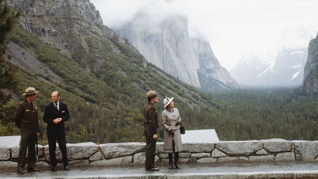 Rainha Elizabeth e príncipe Philip conversando com guardas florestais no Parque Nacional de Yosemite