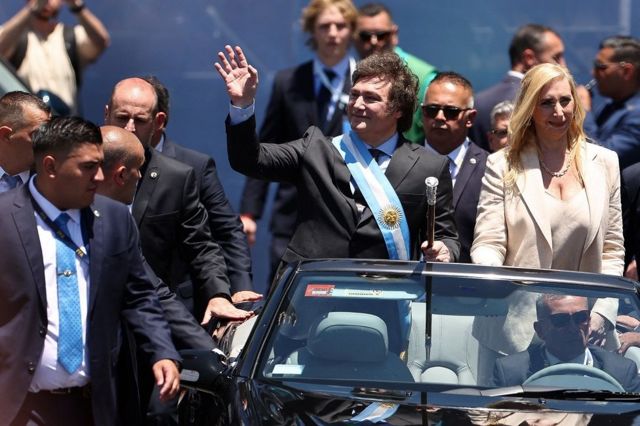 El mandatario argentino, junto a su hermana, Karina Milei, saluda desde un vehículo