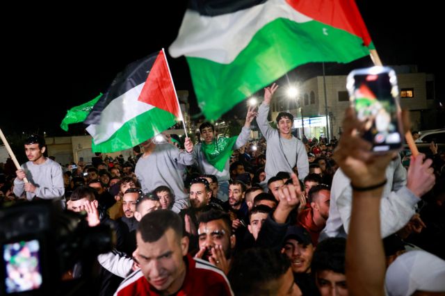 Personas en Cisjordania con palestinos liberados