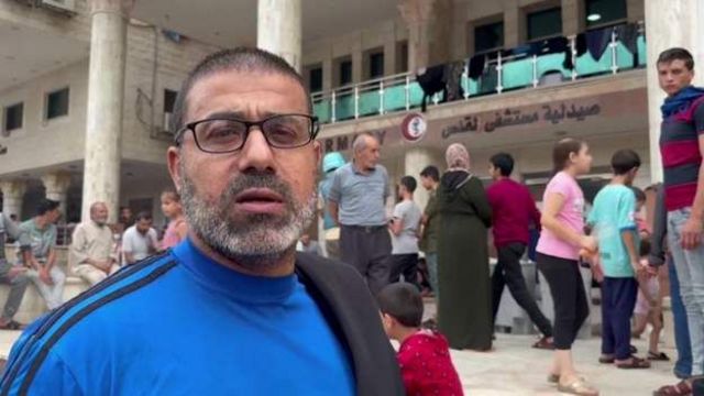 Homem palestino em frente a hospital cheio de civis