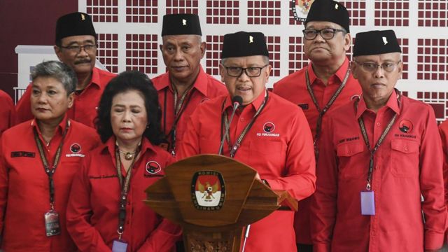 Sekjen PDI Perjuangan Hasto Kristiyanto (ketiga kanan) memberikan keterangan pers usai mengajukan bakal calon anggota DPR di Gedung KPU, Jakarta, Kamis (11/5/2023).