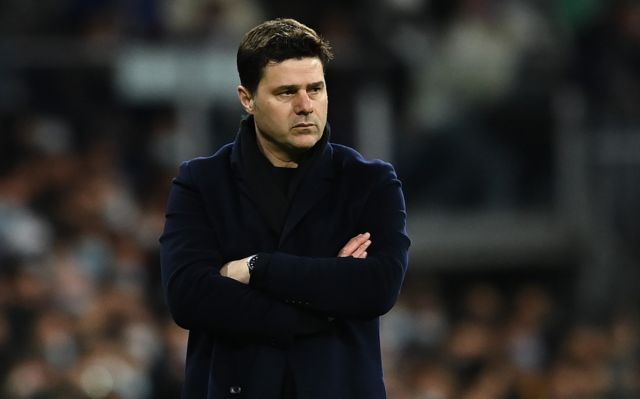 Mauricio Pochettino looks on from sidelines during PSG match