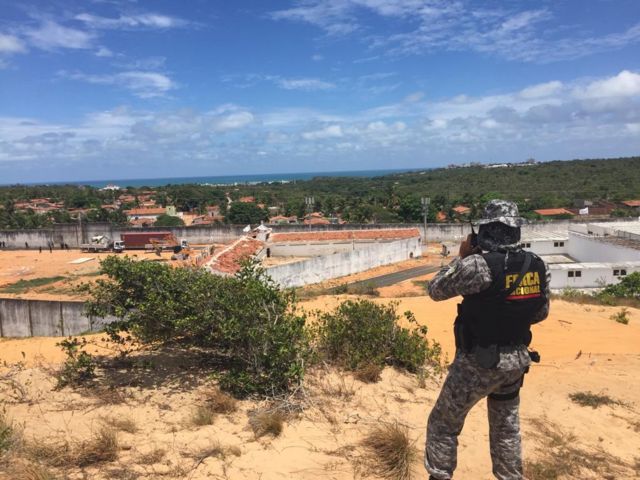 agente da Força Nacional em frente ao presídio de Alcaçuz