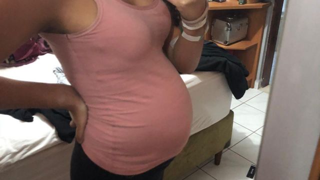 Mariana Alves de Oliveira Silva fazendo selfie no espelho em que mostra a barriga aumentada