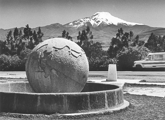Monumento al Ecuador y el volcán Cayambe