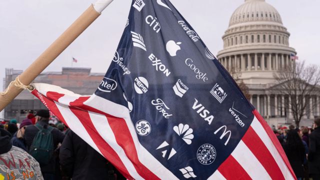 Em protesto, bandeira dos EUA repleta de logomarcas de empresas como Ford e Visa
