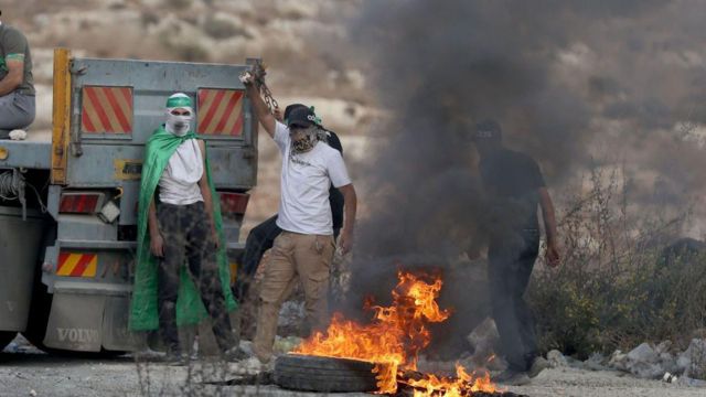 Homens queimam pneus de carros e bloqueiam estradas enquanto entram em confronto com as forças israelenses no distrito de Beit El, em Ramallah, Cisjordânia,