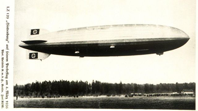 O LZ 129 Hindenburg no ar, com a suástica no leme