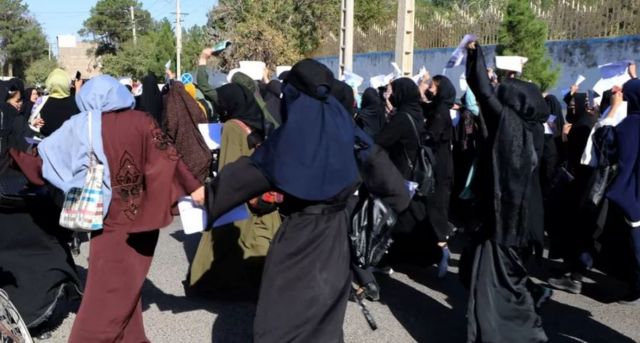 صورة من الأرشيف لنساء في أفغانستان يتظاهرن ضد طالبان