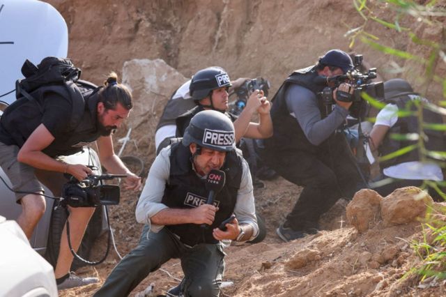 Jornalistas em busca de proteção após ouvirem sirenes de alerta sobre  ataque de foguetes vindo de Gaza no sul de Israel