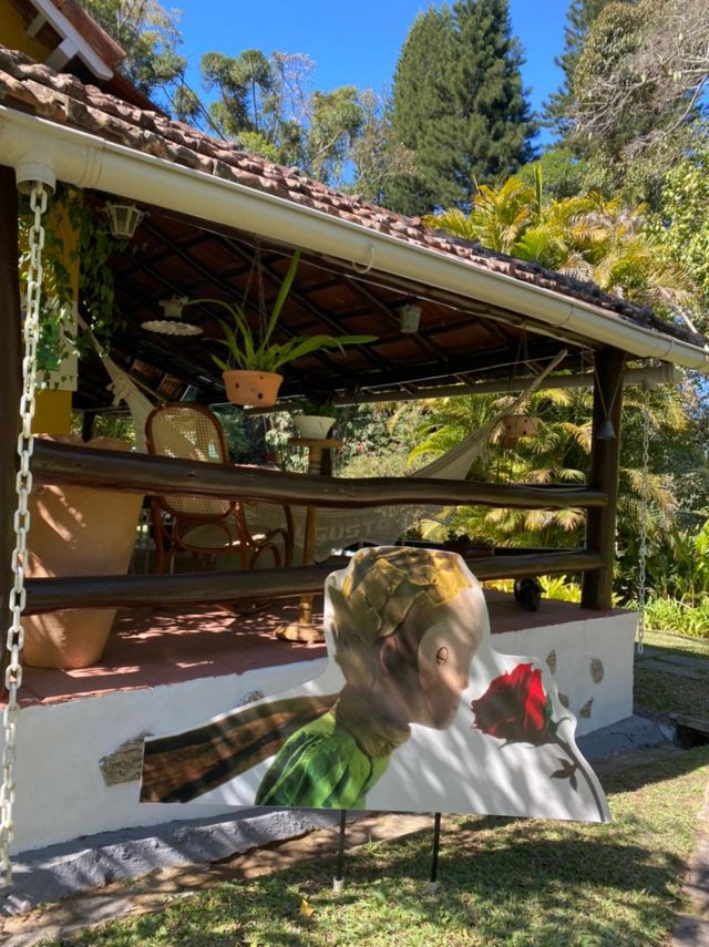 Detalhe da fachada da casa de José Augusto Wanderley em Itaipava com imagem do Pequeno Príncipe beijando uma rosa vermelha