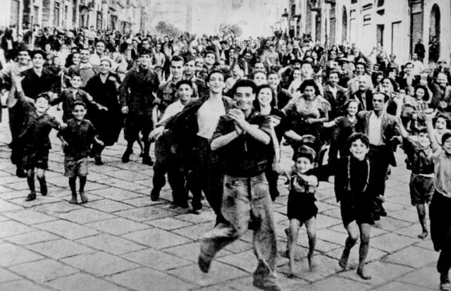 شادی مردم از آزادی ایتالیا در پایان جنگ جهانی دوم در آوریل ۱۹۴۵