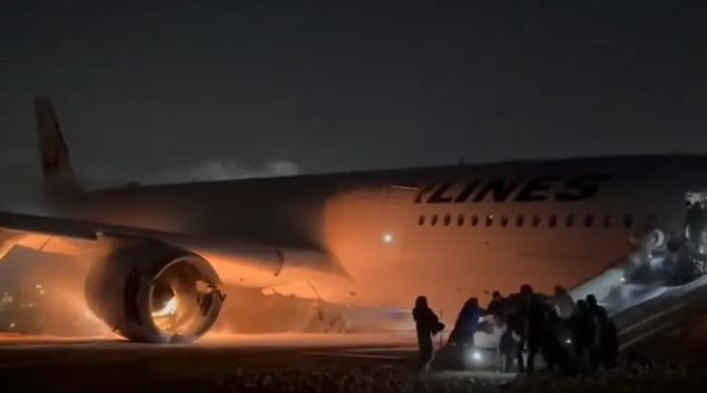 pesawat Japan Airlines terbakar