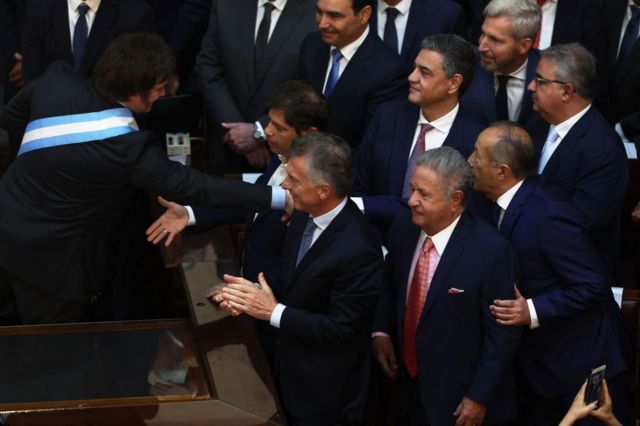El nuevo presidente es felicitado por los exmandatarios argentinos, (de izquierda a derecha, en la primera fila), Mauricio Macri (2015-2019), Eduardo Duhalde (2002-2003) y Adolfo Rodriguez Saa (2001).