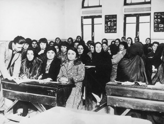 1930'larda Latin alfabesiyle yazmayı öğrenen farklı yaş gruplarından kadınlar, İstanbul