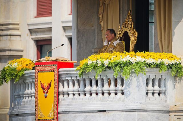 5 ธันวา: เปิดภาพเก่า เล่าบรรยากาศวันคล้ายวันพระราชสมภพ ร.9 - BBC News ไทย
