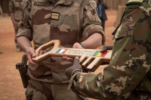 Remise symbolique de la clé du camp Barkhane à l'armée malienne.