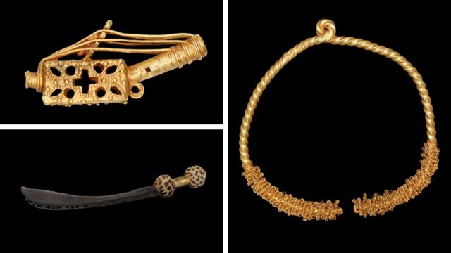 Imagem mostra um modelo de harpa de ouro - não está entre os itens obtidos por saque - um torque de ouro e uma espada de estado