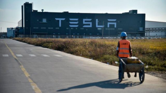Больше половины всех своих машин Tesla собирает на этом заводе в Шанхае