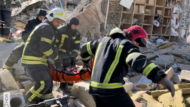 عمليات إنقاذ لضحايا هجوم روسي في ميكولايف