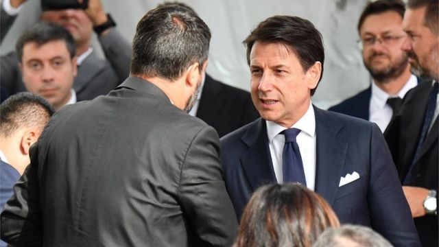 Giuseppe Conte, el independiente que lidera el gobierno de coalición entre la Liga Norte y el Movimiento Cinco Estrellas, saluda a Salvini durante un acto público.