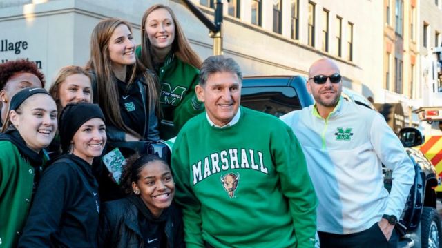 Manchin junto a un grupo de seguidores en West Virginia.
