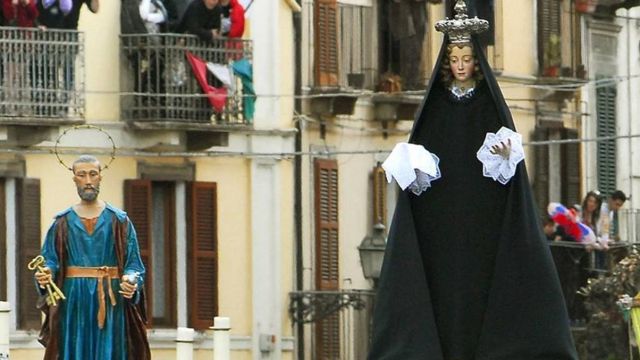 Monja vestida de negro
