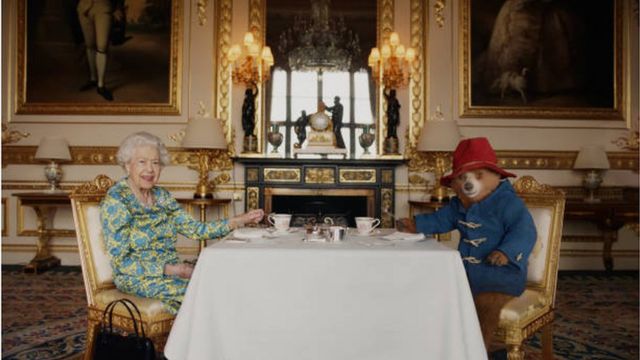 الملكة تشرب الشاي مع دب بادنغتون كما ظهرت في المقطع الهزلي