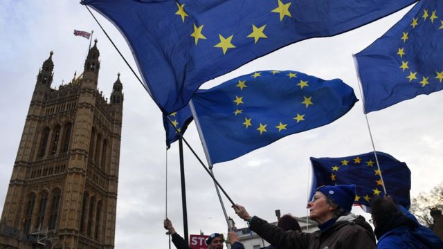 Opositores al Brexit manifestándose frente al parlamento