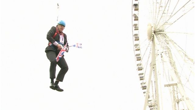 Boris Johnson ficou preso no ar durante um trajeto de tirolesa para promover a Olimpíada de Londres