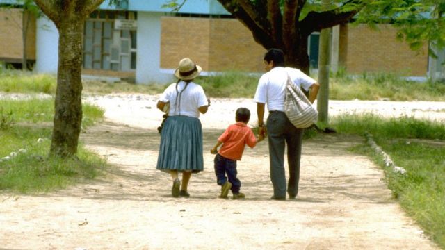 Roger Zapata conduz Luis Fermín Tenorio Cortez pela mão, que caminha com sua avó
