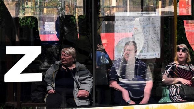 Пасажири на автобусній зупинці в Москві