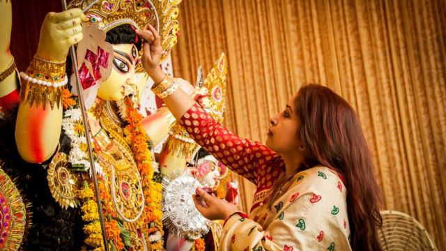 মহাষষ্ঠী পূজার মাধ্যমে বাংলাদেশ ও পশ্চিমবঙ্গ জুড়ে এবারের দুর্গাপূজা শুরু হয়েছে।