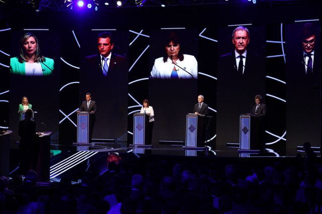 Imagen de los cinco candidatos a presidente en las elecciones argentinas durante un debate televisado.