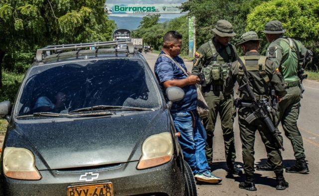 Militares revisan a un ciudadano.