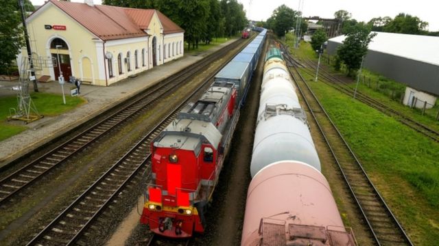 Un train de marchandises en provenance de Kaliningrad arrive à la gare frontalière de Kybartai, en Lituanie, le 21 juin 2022