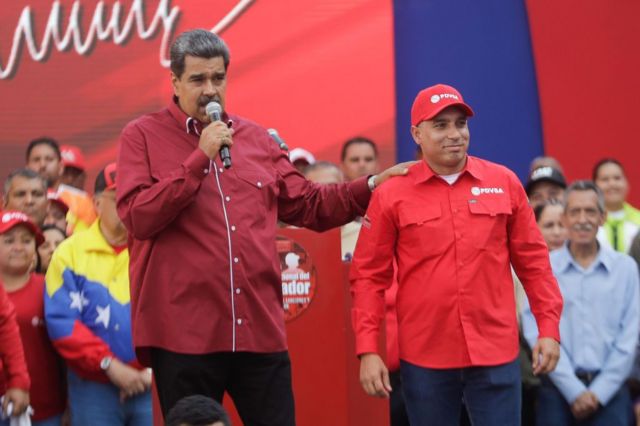 Nicolás Maduro, junto a un empleado de PDVSA en un mitin