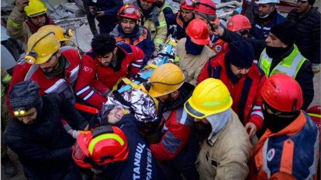 زلزال تركيا وسوريا: عدد القتلى يتجاوز 33 ألفا وفرق الإنقاذ لا تزال تعثر على  ناجين - BBC News عربي