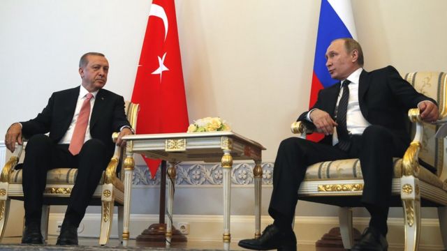 Umukuru w'igihugu wa Turkiya, Reccep Tayyip Erdogan (i bubamfu) n'uw'Uburusiya, Vladimir Putin (i buryo)