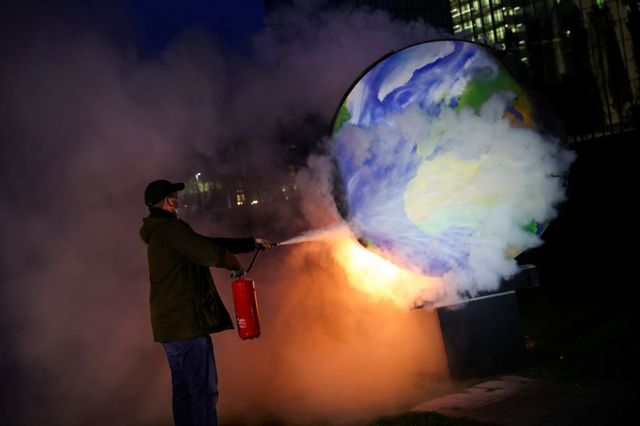 फ्र्याङकफर्ट जर्मनीस्थित युरोपियन सेन्ट्रल ब्याङ्क अगाडि प्रदर्शनकारीले पेट्रोलियम उद्योग विरुद्ध प्रदर्शनी